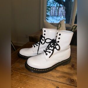 DR. MARTEN 1460 LEATHER BOOTS